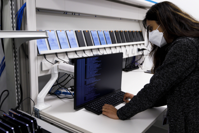 삼성전자 미국 연구소 직원이 RTL 연결 단말의 소프트웨어 상태를 점검하고 있다./사진 제공=삼성전자