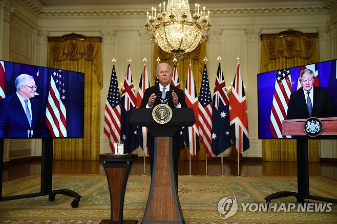 안보 파트너십 '오커스' 발족 발표하는 미·영·호주 정상 (워싱턴 AFP=연합뉴스) 조 바이든 미국 대통령이 15일(현지시간) 백악관 이스트룸에서 보리스 존슨(화면 오른쪽) 영국 총리, 스콧 모리슨(화면 왼쪽) 호주 총리와 화상 공동 기자회견을 통해 3국의 새로운 안보 파트너십인 '오커스'(AUKUS) 발족을 발표하고 있다. 오커스는 이들 세 국가명을 딴 이름이다. leekm@yna.co.kr