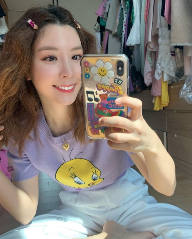 Musical Actor Yonji Ham shows off her cute charmYonji Ham posted on his Instagram account on Wednesday that he has tried his hair with a wave maggot, a full-length hat-grid.In the photo posted together, Yonji Ham takes a picture of herself in the mirror in the dress room, with a light purple short-sleeved knit with a Tweety character and a youthful look with white pants.He also gave points with a jeweled hairpin and a gold necklace with hearts and a heart-throb; Yonji Ham is smiling brightly, as if he likes the hair with curls in the wave.Yonji Hams lovely smile catches the eyeYonji Ham is the granddaughter of the food company Ottogi founder and the daughter of Ham Young-joon Ottogi, and is actively communicating with fans through broadcasting, SNS, and YouTube.Yonji Ham married his same age in 2017 when he met at a high school union prom, and is nicknamed Husband Hampyeon.