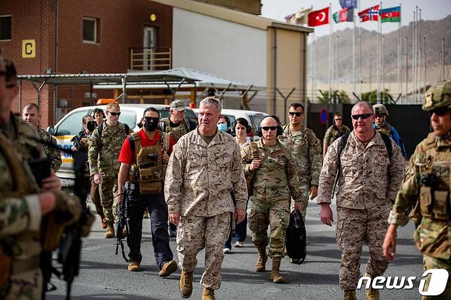 케네스 맥켄지 미국 중부군사령관이 17일(현지시간) 아프가니스탄 카불의 하미드 카르자이 국제공항의 철수 통제 센터를 둘러보고 있다. © AFP=뉴스1 © News1 우동명 기자