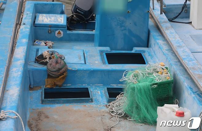 덕천배수펌프장에서 높은 수압의 물이 쏟아지면서 선박 내 커버가 소실됐다.2021.9.16/© 뉴스1 노경민 기자