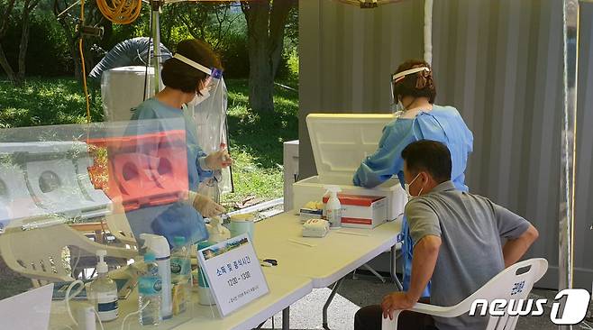 호남고속도로 백양사휴게소(순천방면)에 코로나19 임시선별진료소 설치. © News1 박영래 기자