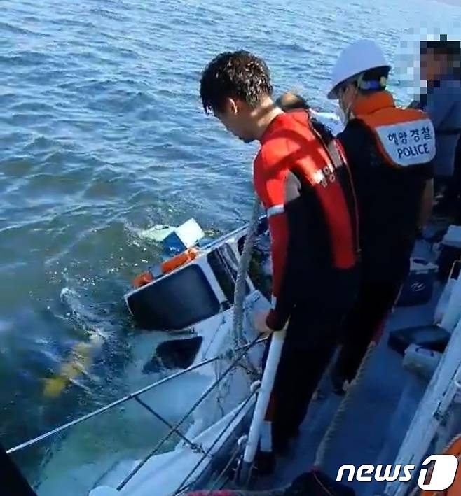 해경이 침수된 보트를 예인조치 하고 있다.(인천해경 제공)2021.9.18/뉴스1