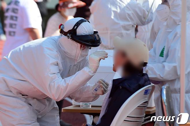 전남 고흥군 박지성공설운동장에 설치된 임시 선별진료소에서 군민들이 신종 코로나바이러스 감염증(코로나19) 진단 검사를 받고 있다./뉴스1 DB © News1