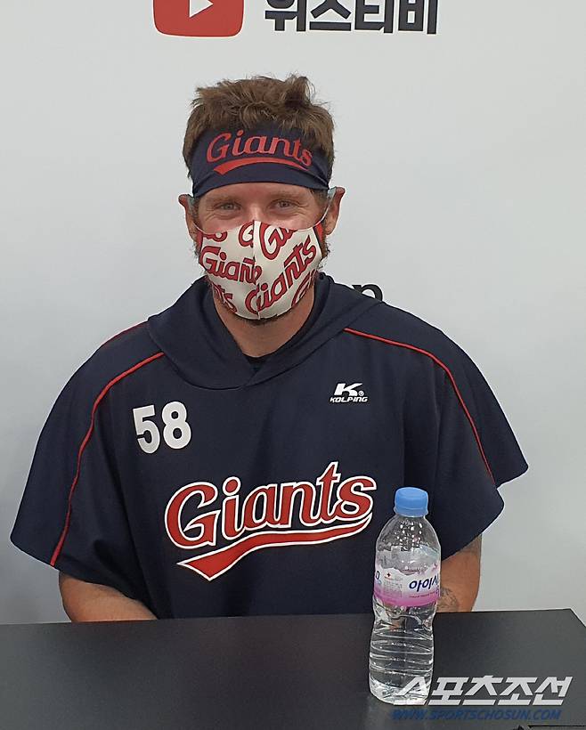 롯데 스트레일리가 17일 승리투수가 된 뒤 밝은 표정으로 인터뷰를 하고 있다. 수원=권인하 기자