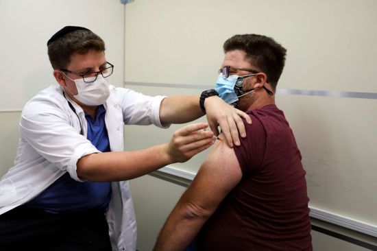 지난달 20일 이스라엘 예루살렘에서 코로나19 백신 부스터샷(추가접종)이 이뤄지고 있다. [이미지출처=로이터연합뉴스]