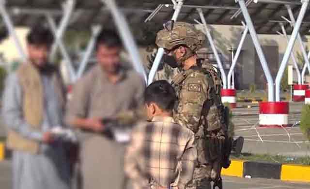 지난 8월 말 ‘미라클 작전’에 투입된 CCT 요원은 아프가니스탄 카불 공항에서 아프간 협력자들의 탑승 전 보안 검색을 비롯해 인천 공항으로 돌아오기까지의 안전 호송 임무를 맡았다. /공군 유튜브