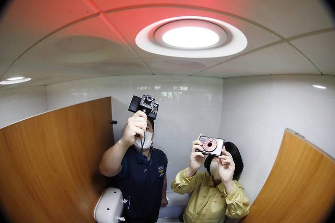 15일 오전 광주 북구의 한 공중화장실에서 광주 북구청 직원들이 몰래카메라 불법 촬영 예방을 위한 점검을 하고 있다. /연합뉴스