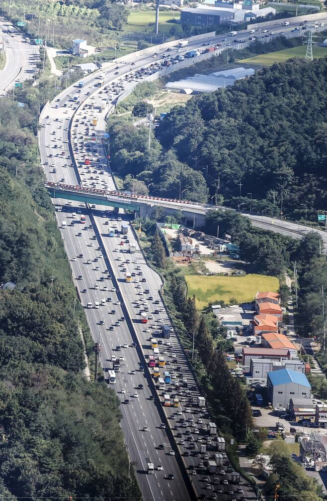 추석 연휴를 하루 앞둔 지난 17일 오후 오산IC 인근 상공에서 바라본 경부고속도로 하행선(오른쪽)이 정체된 모습을 보이고 있다. /연합뉴스