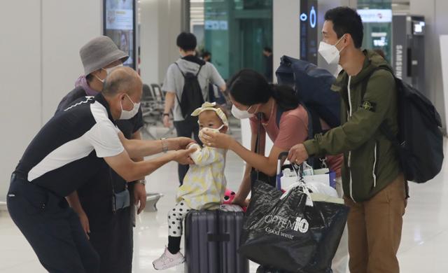 추석 연휴를 앞두고 17일 김포공항에서 가족들이 반갑게 인사를 나누고 있다. 뉴스1