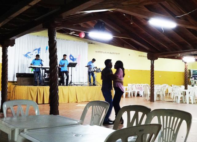 산이그나시오의 댄스 파티장. 98% 부족한 토요일 밤의 열기다. 이들도 곧 사라졌다. ⓒ강미승