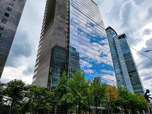 비구름이 몰려온 13일 서울 광화문 일대의 건물 외벽에 부분적인 파란 하늘과 구름들이 반사되어 비치고 있다. 서재훈 기자