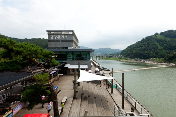 금강휴게소는 강변에 자리해 강과 산을 조망하기 좋다. 사진 한국도로공사