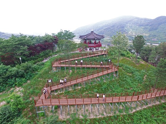 산청휴게소 한편에 자리한 효드림공원. 산책로를 따라 가면 전망 좋은 정자가 나온다. 사진 한국도로공사