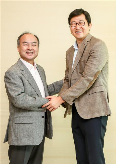 손정의 소프트뱅크그룹 회장(왼쪽)이 2018년 11월 일본 도쿄 본사에서 김범석 쿠팡 창업자와 기념촬영을 하고 있다.  쿠팡 제공