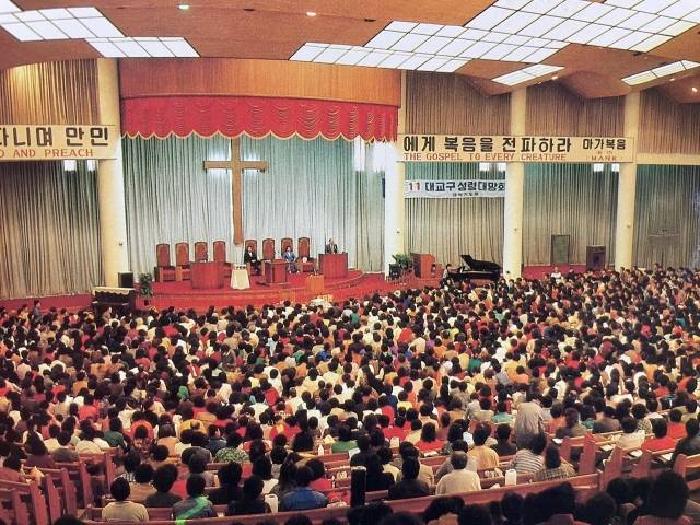 오산리최자실기념금식기도원 대성전에서 성도들이 설교말씀을 듣고 있다.