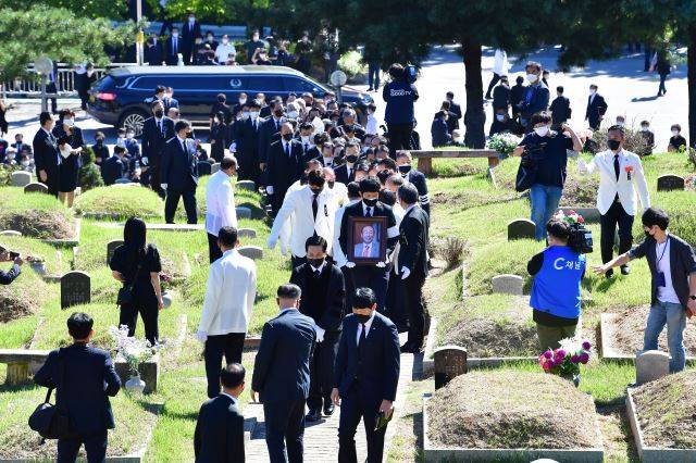 같은 날 오전 10시 20분쯤 경기도 파주시 오산리 최자실기념금식기도원에 도착한 운구행렬이 조 목사가 안장될 묘소로 이동하고 있다. 파주=최현규 기자