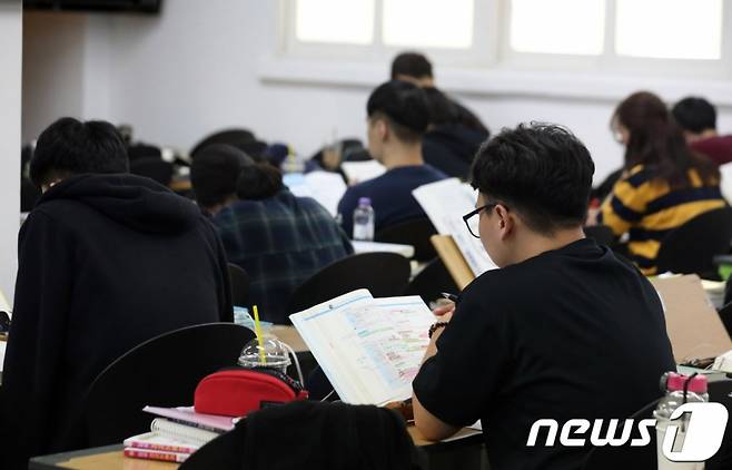 서울 동작구 노량진에 위치한 한 경찰공무원 준비 학원에서 학생들이 수업을 듣고 있다 /사진=뉴스1
