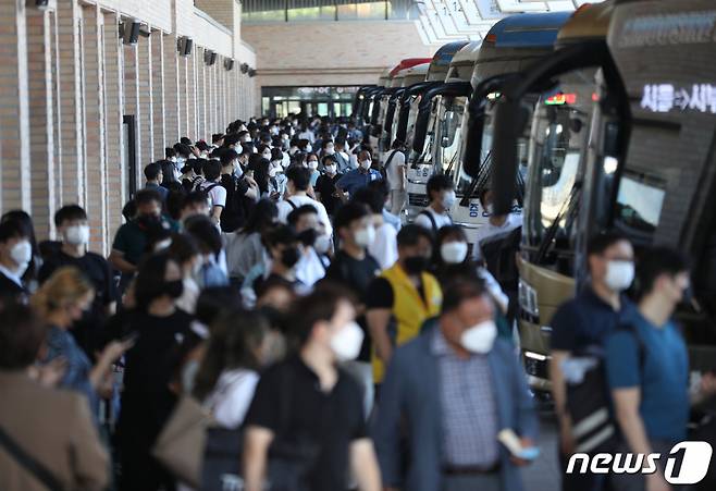 추석 연휴를 하루 앞둔 17일 오후 서울 서초구 고속버스터미널이 귀성객들로 붐비고 있다. /사진=뉴스1