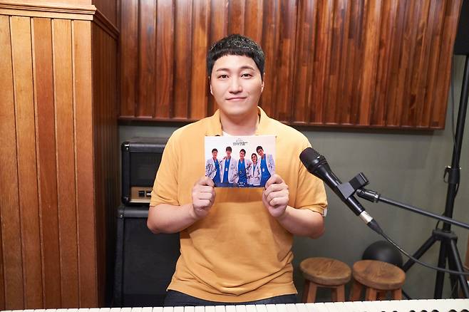Actor Kim Dae-myung delivers Thank You greetingKim Dae-myung, who performed a double-sided performance in the TVN Thursday drama Spicy Doctors Season 2, said, I sincerely thank you to Director Shin Won-ho who made a time like Gift and writer Lee Woo-jung who made a life like Gift along with his closing remarks on September 18, It was such a happy time for me.All our best staff in the world, he said. Our Actor seniors.We sincerely thank you to the viewers who have been our friend and shared our hearts since Season 1. And our Mido, who has become something that must not be left now.I love the curb, he said, expressing his affection to the 99s who had poured out steamy chemi throughout the series of sweet doctor life.Furthermore, as I have been acting as an obstetrician for a long time through the Spicious Doctor Life series, I have not forgotten Thank You for the medical staff who have been struggling at the forefront of Corona 19.Kim Dae-myung said, I would like to thank you to all the medical staff who are struggling with the sickness even during the Chuseok holiday.So far, it has been Yang Seok-hyung and Kim Dae-myung Finally, he said, And Seok Hyung-ah, another name in a short time!Now, I have to be happy with Friends and Minha for a long time! Through the Sweet Doctor Life series, I wrote a message to Seok-hyung, who was like his own alter ego.The sweet doctor is a work of chemistry of 20-year-old Friends who can see people living in a special day-to-day hospital called a miniature version of life, where someone is born and someone ends life.Kim Dae-myung, who played Yang Seok-hyung, an assistant professor of obstetrics and gynecology and an axis of 99s, formed a love line with Chu Min-ha (Ahn Eun-jin) in this season 2, and was loved by many viewers with pink color with the nickname Bear Bear Couple.