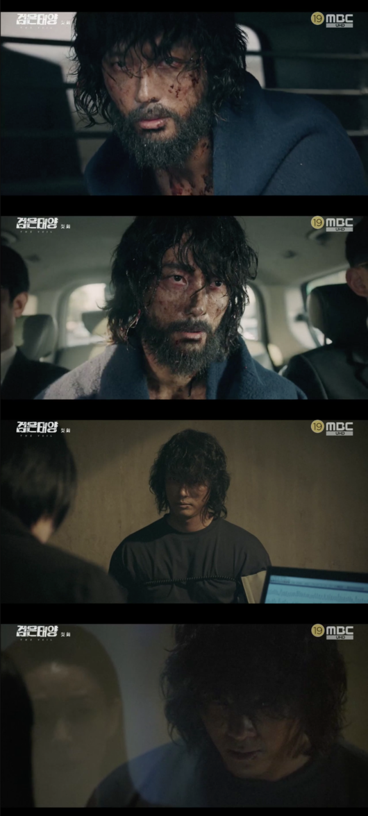 Black Sun Namgoong Min deleted Memory on its ownOn the 17th, MBCs 60th anniversary special project, the new Golden Earth, Drama, Kim Sung-yong / Playwright Park Seok-ho, and Han Ji-hyuk (Namgoong Min) were shown to be alive in a year.Han Ji-hyuk (Namgoong Min) was found by a seafarer who was searching for a smuggled ship; when he was told to identify him, he held up his hand with a harsh breath.Han Ji-hyuk, who was the best field agent, evaporated while performing his duties in the past.Han Ji-hyuk is coming to us now, said Do Jin-sook (Jang Young-nam), the second deputy director of overseas parts, after seeing the footage of Han Ji-hyuk, who was found in the video. If you give me a little time, I will reveal the whole story of the incident.Han Ji-hyuk, who was transferred to the hospital, received an inspection, and the doctor said, There were long-term detention and torture traces. Dozens of neurochemicals were found.Its a drug that affects the brain and erases memory, which means that someone has given it to erase the memory of Han Ji-hyeok, he said.Han Ji-hyuk, who was inspected, looked at the other side of the mirror and said, Its hard to say, because I appreciate the person who came with his limbs.You should come out instead of hiding, he said.Kang Pil-ho (Kim Jong-tae) met with Han Ji-hyuk and handed over the gun that was at the scene of the incident a year ago. Kang Pil-ho said, Lets go to the right direction, not hurry.If you do as you say, Ill take the case a year ago, Han said.Jay Yoo (Kim Ji Eun) partnered with Han Ji-hyuk, who said, Its the first day Im partnered together, but I cant even get together. Han Ji-hyuk said, Did you not hear me?My partner is dead, both of them a year ago. I walked down the hall.Han Ji-hyuk found a USB file in the store. The video shows himself in the past and says, There is a rat inside our organization.I erased my memory to find the traitor. Capture the broadcast screen of Black Sun