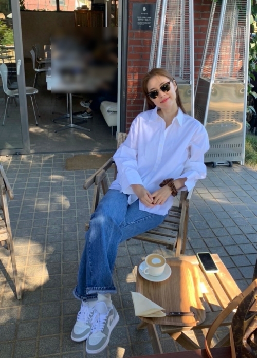Actor Lee Yeon-hee showed off her neat charm.Lee Yeon-hee posted a picture on his personal instagram on the 18th with an article entitled Good Chuseok holiday.Lee Yeon-hee in the public photo is sitting at the outdoor table of Cafe and having a relaxing time drinking coffee.Lee Yeon-hee is eye-catching with a simple fashion that also boasts a superior celebrity visual in a white shirt, jeans and sunglasses.In particular, another photo that was released at the same time through the story also brightly builds Smile toward the camera.Fans who have seen this are responding to beauty that seems to be fast, too beautiful with wow, pronoun of cleanliness and Goddess.Meanwhile, Lee Yeon-hee had a marriage ceremony with her non-entertainment lover in 2020.Lee Yeon-hee has recently confirmed his appearance in the play King Lear and will meet the audience through the stage.Lee Yeon-hee SNS