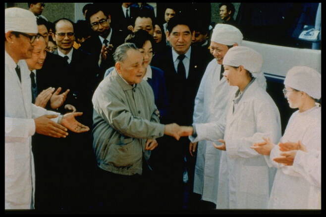 산업시찰에 나선 덩샤오핑. 1993. 게티이미지코리아.