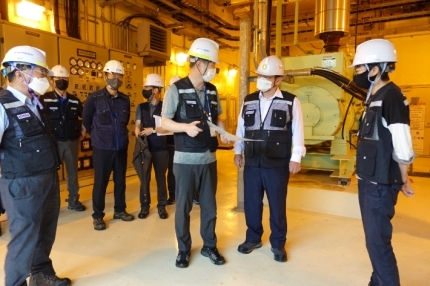 한국원자력환경공단 차성수 이사장(오른쪽서 두번째)이 방폐장 현장을 점검하고 있다.원자력환경공단 제공