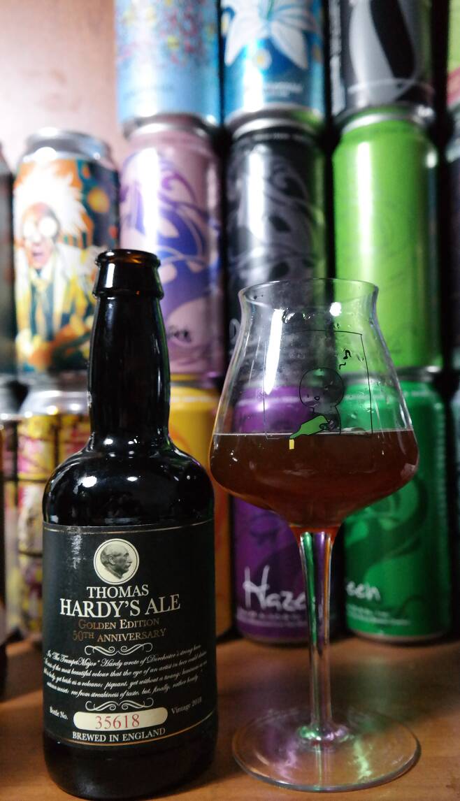 영국의 대표적 발리 와인 양조장인 ‘토마스 하디 에일’(THOMAS HARDY’S ALE)에서 내놓은 Thomas Hardy’s Ale Golden Anniversary(2018). 해당 양조장의 빈티지 맥주 출시 50주년을 기념하기 위해 만들어졌다.