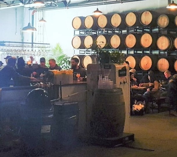 미국의 뉴욕 근교의 허드슨밸리 양조장(Hudson Valley Brewery). 방문객들이 수많은 배럴이 자리잡은 가게 안에서 숙성맥주들을 마시고 있다.