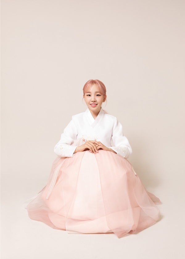 Singer Baek A-yeon gave a bright Chuseok greeting.On the 18th, Baek A-yeon released a photo of a beautiful hanbok through the official SNS and gave a special greeting to fans ahead of Chuseok holidays.In the photo, Baek A-yeon is wearing a bright pink hanbok with a hair color and tone, and is making a clear smile.From a simple sitting pose to a cute hand heart, you can also see the colorful charm of Baek A-yeon for each cut.In addition, Baek A-yeon said, I am far away, but I hope you have a warm and pleasant Chuseok with your heart!Baek A-yeon released its fifth Mini album Observe (Observe) on the 7th and gives sympathy and healing to many modern people with the title song What if you do not want to do anything with a clear tone.As Observe is a Mini album for two years and 10 months, Baek A-yeon is communicating with fans more than ever.Following various music broadcasts and radio appearances, he has created new charms with various types of content such as live paper clip and making video, and spent a meaningful time with fans through his first global video call event.Even after the Chuseok holiday, Baek A-yeon will release many content related to Observe sequentially and will actively communicate with all autumn music fans.