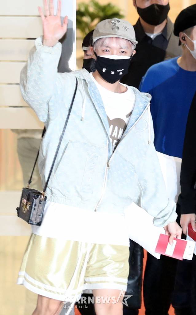 그룹 방탄소년단 제이홉이 미국 뉴욕에서 열리는 '제76차 유엔총회' SDG 모멘트(Moment) 행사에 참석하기 위해 18일 오후 인천국제공항을 통해 출국하고 있다. 2021.09.18 /사진=임성균 기자 tjdrbs23@