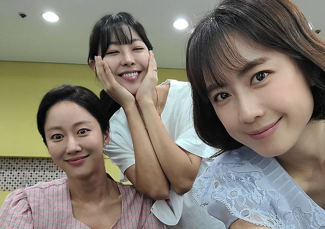 Actor Hong Eun Hee gave his impressions ahead of the last broadcast of the drama OK Photon.On the 18th, Hong Eun Hee posted several photos taken on his Instagram with OK Photon Actors.In the photo, Actors Jeon Hye-bin, Ko Won-hee, Yoon Ju-sang, Kim Kyung-nam and Choi Chul are in the scene.Its finally the last broadcast today, Ive been so happy for 50, said Hong Eun Hee. Limitless was hard, but I want to do this again.Thank you all for loving my OK photon. He also expressed his pretty heart to the children, Roy Jay is good. Ko Won-hee, who appeared as the younger brother of Hong Eun Hee, expressed regret that I love you, a big Sister, Gwangnam Sister, I will miss you so much. Seghwan said, My sister was so happy to be together.Meanwhile, KBS 2TV weekend drama OK Photon, starring Hong Eun Hee, will be broadcast at 7:55 pm today (18th).
