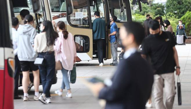 추석 연휴를 이틀 앞둔 16일 오후 서울고속버스터미널에서 귀성객 등 시민들이 버스에 탑승하고 있다.(사진=연합뉴스)