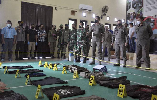 ] 인도네시아 군경이 이슬람국가(IS) 연계 조직인 인도네시아 무자히딘(MIT)의 리더인 알리 칼로라, 자카 라마단 등 2명을 사살했다고 발표했다. 사진=AP PHOTO