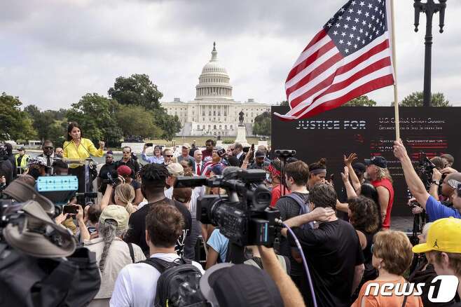 지난 1월6일(현지시간) 미국 의사당에 대한 공격으로 기소된 사람들의 지지자들이 2021년 9월18일 워싱턴 DC의 의사당 근처에서 'J6를 위한 정의' 집회에 참석하고 있다. © AFP=뉴스1 © News1 김현 특파원