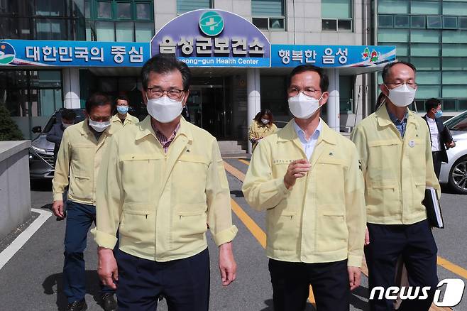 이시종 충북지사(왼쪽)가 19일 음성군 선별진료소를 찾아 관계자들을 격려하고 있다. (충북도 제공) /2021.9.19/© 뉴스1