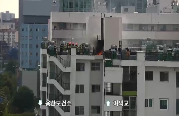 소방대원들이 아파트 옥상에서 진화작업을 벌이고 있다. 경찰 CCTV 갈무리 © 뉴스1