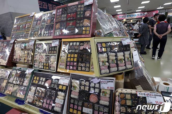 추석 연휴를 일주일 앞둔 12일 오후 서울 서초구 농협하나로마트 양재점에서 시민들이 추석 선물세트를 고르고 있다. 2021.9.12/뉴스1 © News1 황기선 기자