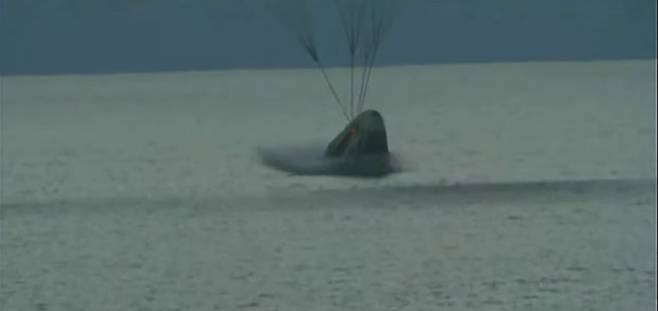 민간 우주인 4명을 태운 스페이스X의 크루 드래건이 18일 오후 7시 6분(한국 시각 19일 오전 8시 6분) 플로리다 앞바다로 귀환하는 순간./스페이스X 방송 캡처