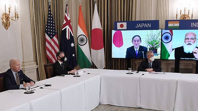 조 바이든(왼쪽) 미국 대통령이 지난 3월 워싱턴DC 백악관에서 화상으로 진행된 쿼드(Quad) 정상회의에 참여한 모습. 스크린 왼쪽부터 오른쪽으로 스가 요시히데 일본 총리, 나렌드라 모디 인도 총리, 스콧 모리슨 호주 총리. 쿼드는 중국을 견제하기 위해 결성된 미국, 일본, 인도, 호주 등 4개국 협의체다./AFP 연합뉴스