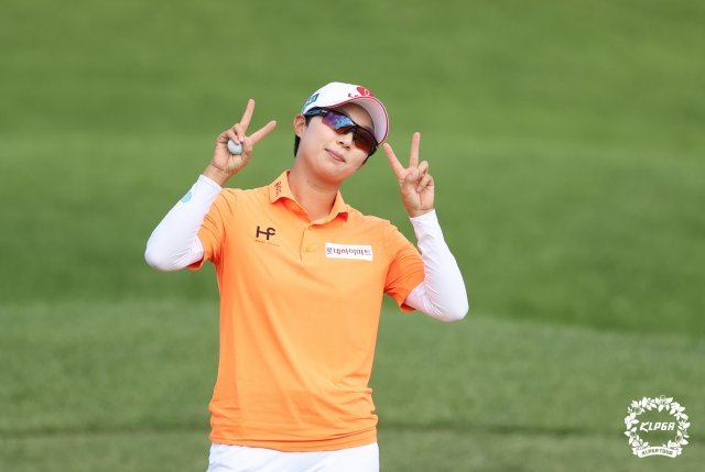 19일  OK저축은행 박세리 인비테이셔널에서 우승한 뒤 깜찍한 세리머니를 펼치고 있는 김효주. KLPGA 제공