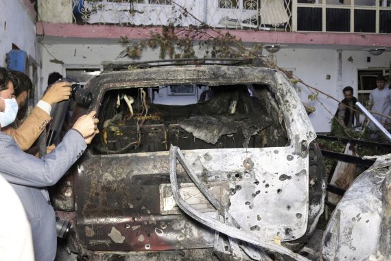 지난 29일(현지시간) 아프가니스탄 현지 무인기 차량 공습 때 폭파된 차량의 모습. 뉴시스