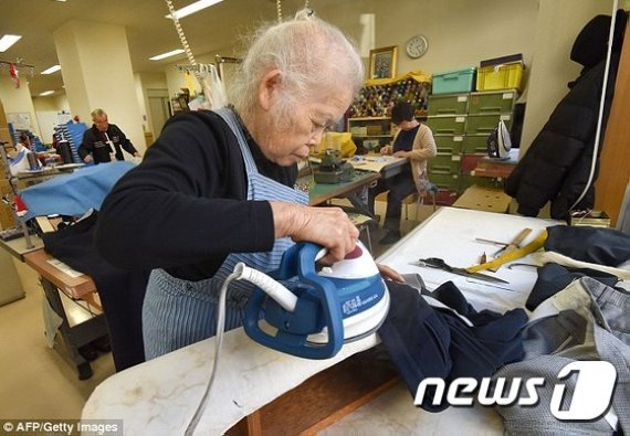 일본의 한 노인이 다림질을 하고 있다. 자료사진. AFP뉴스1