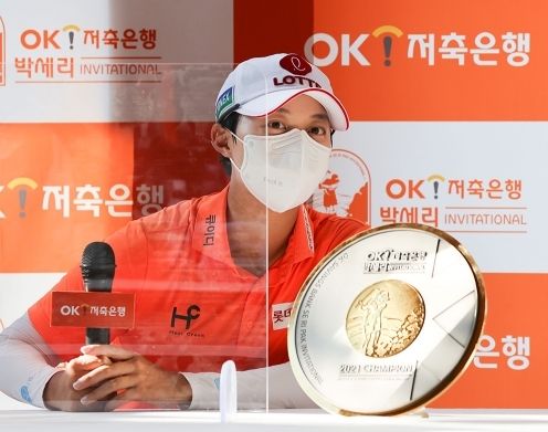 2021년 한국여자프로골프(KLPGA) 투어 OK저축은행 박세리 인비테이셔널 우승을 차지한 김효주 프로가 인터뷰하는 모습이다. 사진제공=KLPGA