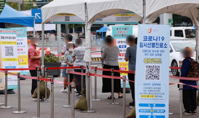 19일 오전 서울역 중구 신종 코로나바이러스 감염증 임시선별검사소를 찾은 시민들이 검사 순서를 기다리고 있다. 연합뉴스