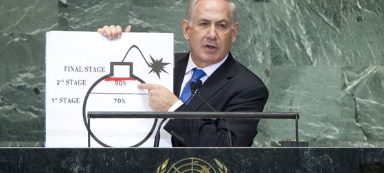 2012년 9월 베냐민 네타냐후 전 이스라엘 총리가 폭탄이 그려진 판넬을 들고 이란의 핵 개발 수준과 관련해