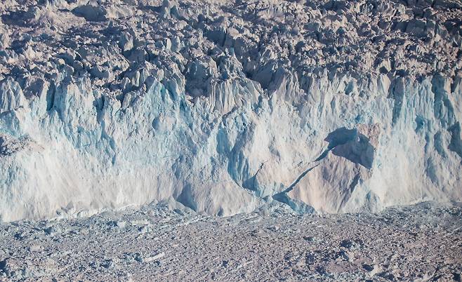 일루리삿 빙하의 빙붕 지점. 이 빙붕 지점이 빠른 속도로 빙하 상류로 이동하고 있다. 로이터=연합뉴스