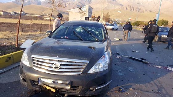 지난해 11월 27일 파크리자데가 사망했던 테헤란 인근 소도시인 아브사르드의 도로 현장에는 파편이 흐트러져 있다. 공격을 받았던 차량은 총격으로 앞유리가 뚫렸다. 로이터=연합뉴스