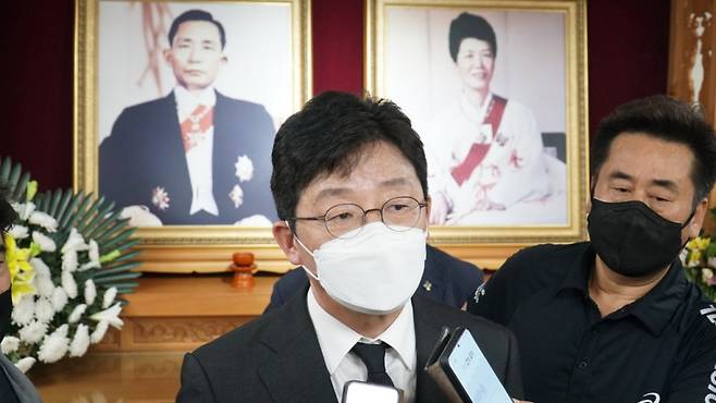 19일 유승민 전 의원이 박정희 전 대통령 생가에서 참배하고 있다. /사진=유승민 캠프